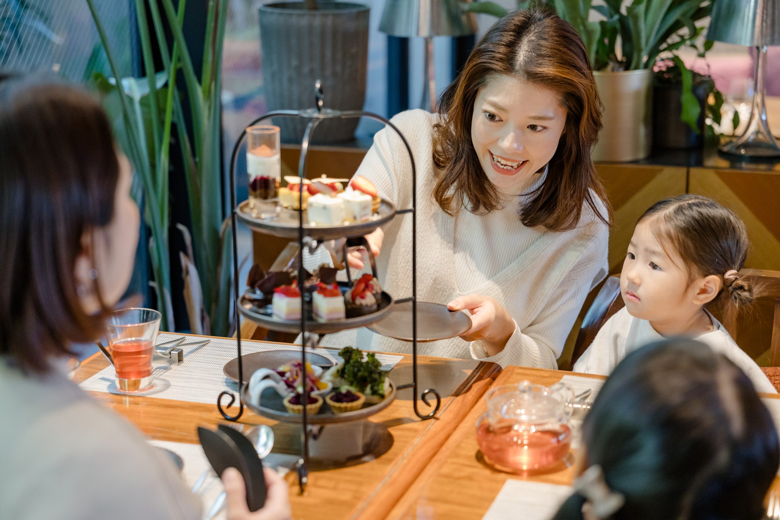 レストランでのアフタヌーンティー