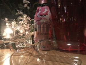 グラスを桜色に彩るロゼ・スパークリングワイン