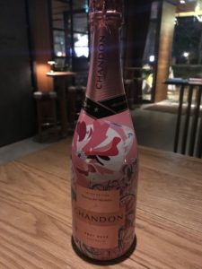 グラスを桜色に彩るロゼ・スパークリングワイン